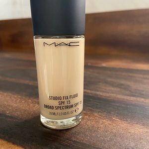 MAC Studio Fix Fluid SPF 15 Foundation Shade NC5